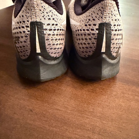 Nike Zoom Pegasus 35 in White and Black - Picture 3 of 4